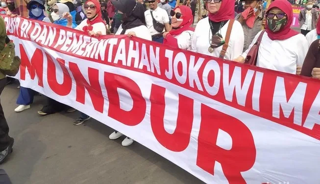 Di Patung Kuda, Aliansi Ibu-ibu Bawa Spanduk: "Jokowi Mundur-Luhut Dipecat!"