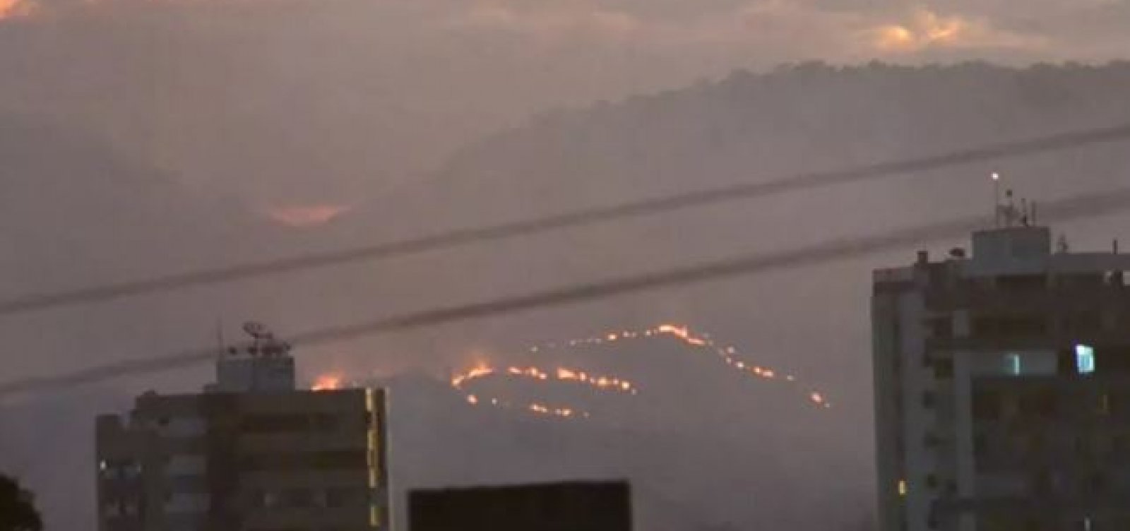 Dois aviões e cerca de 100 bombeiros atuam para combater incêndio florestal em Barreiras