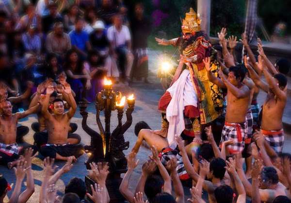 Suku Bali  Kebudayaan Sistem Kepercayaan Kekerabatan 