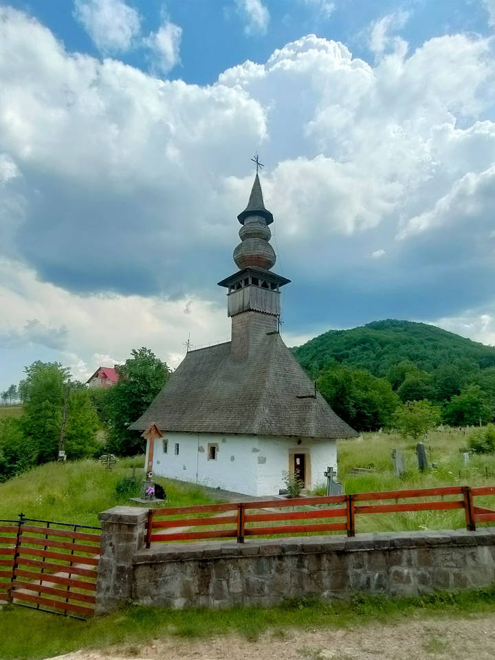 Biserica de lemn și piatră, datată 1735, din Sat Copalnic