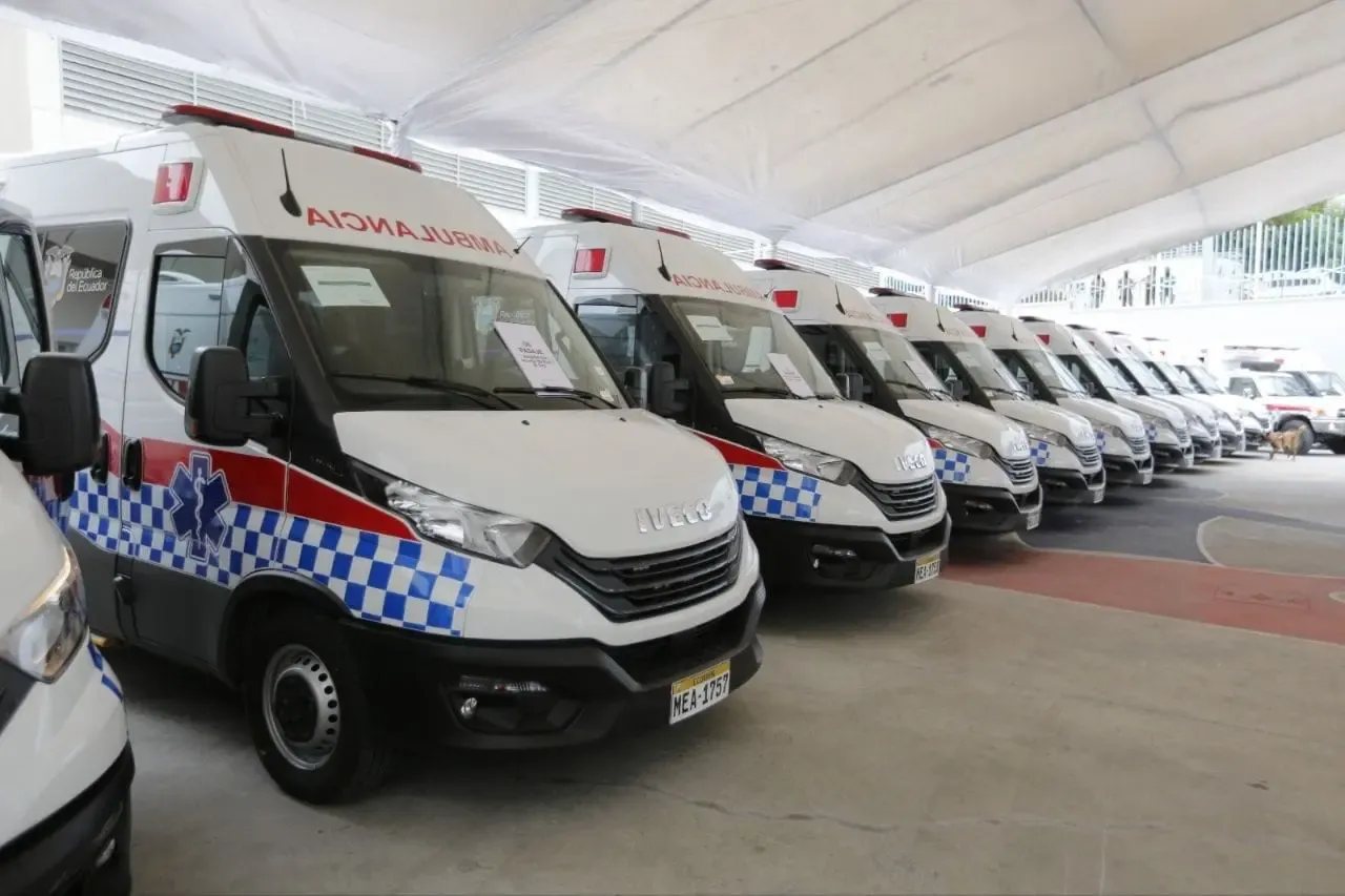 Foto mostra ambulâncias estacionadas lado a lado