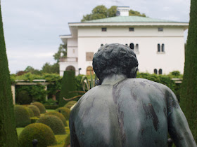 Sollindens Slot med formklippede buske og statuer i bronze