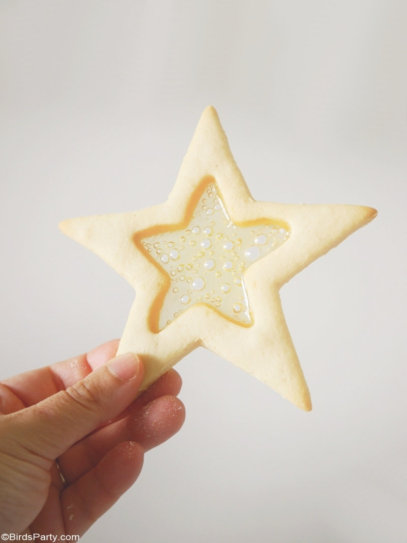 Recette de biscuits étoiles de Noël au caramel - de jolis biscuits faciles à préparer avec toute la famille ce Noël! Fait aussi un excellent cadeau!