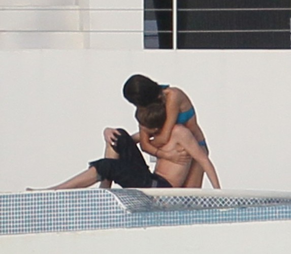 justin bieber selena gomez kissing. Selena Gomez And Justin Bieber