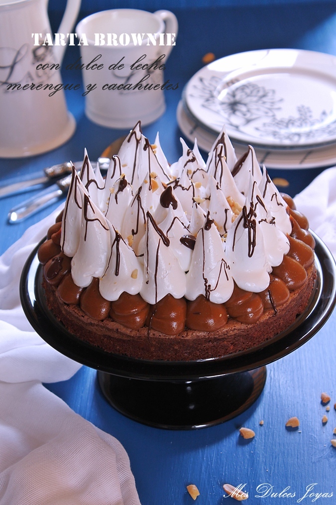 Tarta brownie con dulce de leche, merengue y cacahuetes 