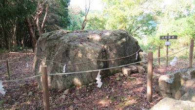 人文研究見聞録：元宮磐座（吉備の中山） ［岡山県］