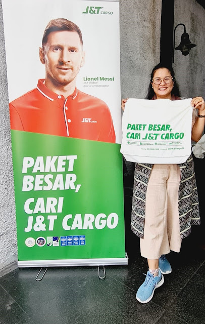 Jasa pengiriman J&T memang sering banget dijadikan pilihan bagi para pelaku UMKM atau perorangan yang akan kirim barang dalam jumlah besar, sedang maupun kecil