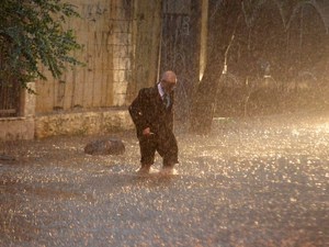 E a Cantareira continua seca estranho não??....Temporal coloca SP em estado de atenção para alagamentos, diz CGE