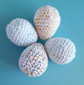 Looking for a free pattern to crochet some cute and easy eggs?  This quick and easy pattern is perfect to handmake some sweet easter decorations.