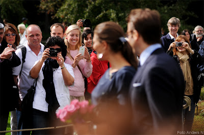 victoria och daniel i göteborg, kronprinsparet, kronprinsessan, prinsessan, prins, victora, daniel westling, crown princess of sweden, kungligt besök, botaniska trädgården, 2011, paparazzi, fotografer, beundrare, folkmassa, foto anders n