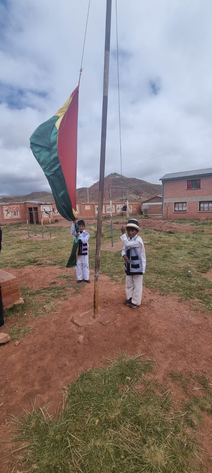 Mehr als 200 Schüler haben dank unserer lieben Spender Schulmaterialien in der Bildungseinheit von Tomaycuri - Potosí - Bolivien erhalten. Auch der Regen und die einsetzende Kälte konnten das nicht verhindern. Die Schüler und Lehrer der ganzen Schule haben sich mit Tanzvorführungen für die Schulmaterial Spenden bei mir und natürlich ganz besonders bei den Spendern bedankt.