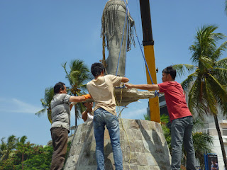 Meletakkan Patung Penari