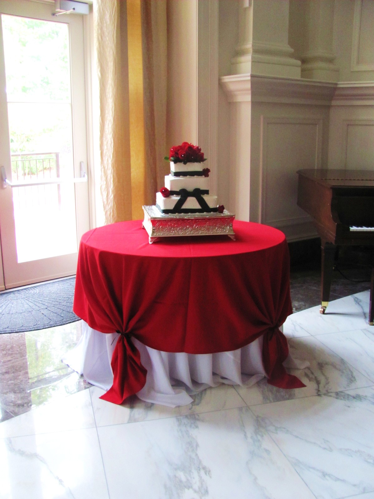 black and red wedding cakes