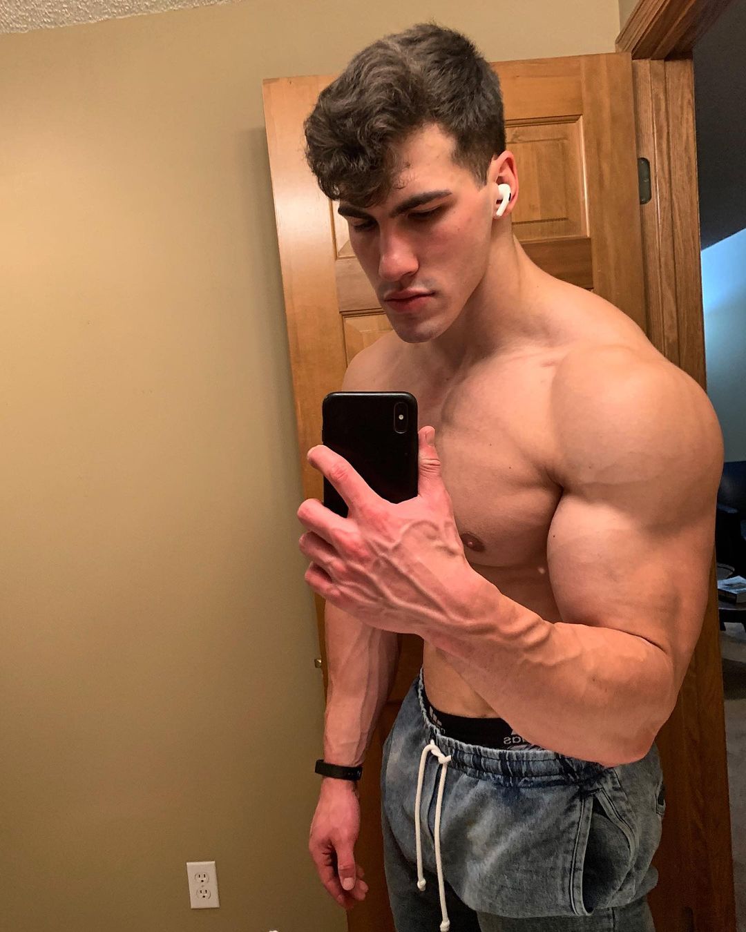 sexy-strong-guy-logan-foote-shirtless-fit-muscle-body-selfie