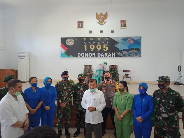  Jusuf Kalla Tinjau Baksos Donor Darah Alumni Akabri 95 Bima Cakti di Makassar