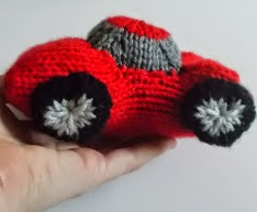 http://translate.google.es/translate?hl=es&sl=auto&tl=es&u=http%3A%2F%2Fdrfrankknits.wordpress.com%2F2014%2F09%2F12%2Ffree-pattern-fridays-knitted-ferrari-sports-car%2F