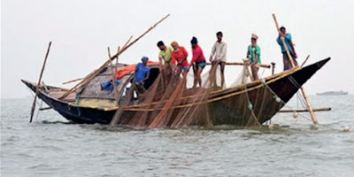 কোস্টগার্ড মৎস অধিদপ্তর ও প্রশাসন কিভাবে তদারকি করছে রাতের আধারে অহরহ চলছে মাছ ধরা।