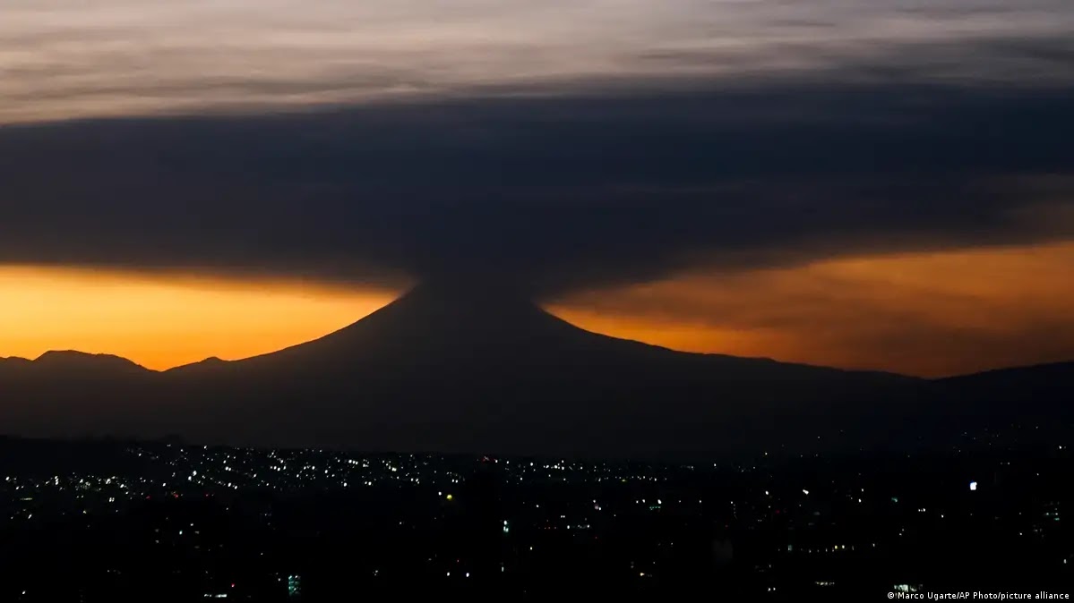 Fumarolas del volcán Popocatépetl afectan vuelos en México