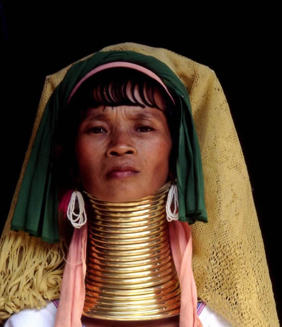 long7 أغرب العادات والتقاليد في قبائل بورما ، ينتج عنها أطول أعناق عند النساء