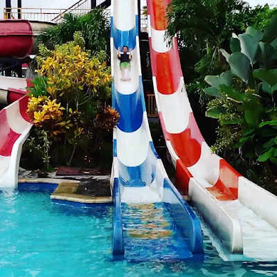 foto bermain seluncur di balong waterpark