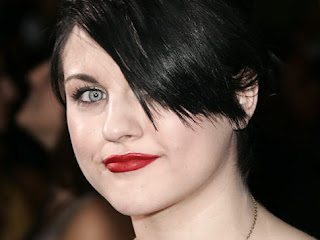 Frances Bean Cobain, 19, Looks All Grown Up in Stunning Photo