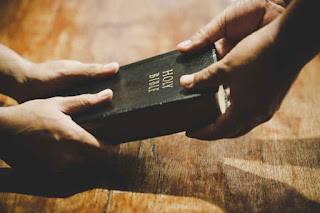 ¿Qué es el evangelismo? Hombre compartiendo la Biblia con otro