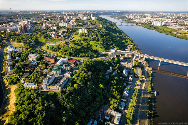 Город на холмах вдоль реки