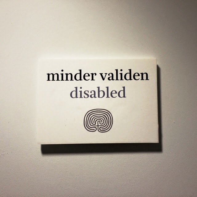 Bordje op het toilet in het Wereldmuseum, Rotterdam. Foto: Robert van der Kroft, 31 mei 2014