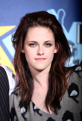 Kristen let her hair sit naturally to show off the combination of medium to 