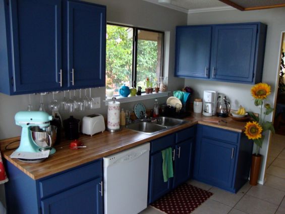 Dapur minimalis warna biru