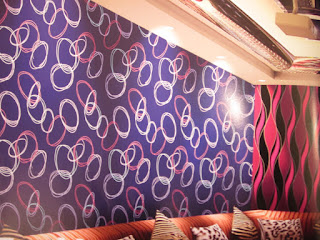 model wallpaper dinding warna warni