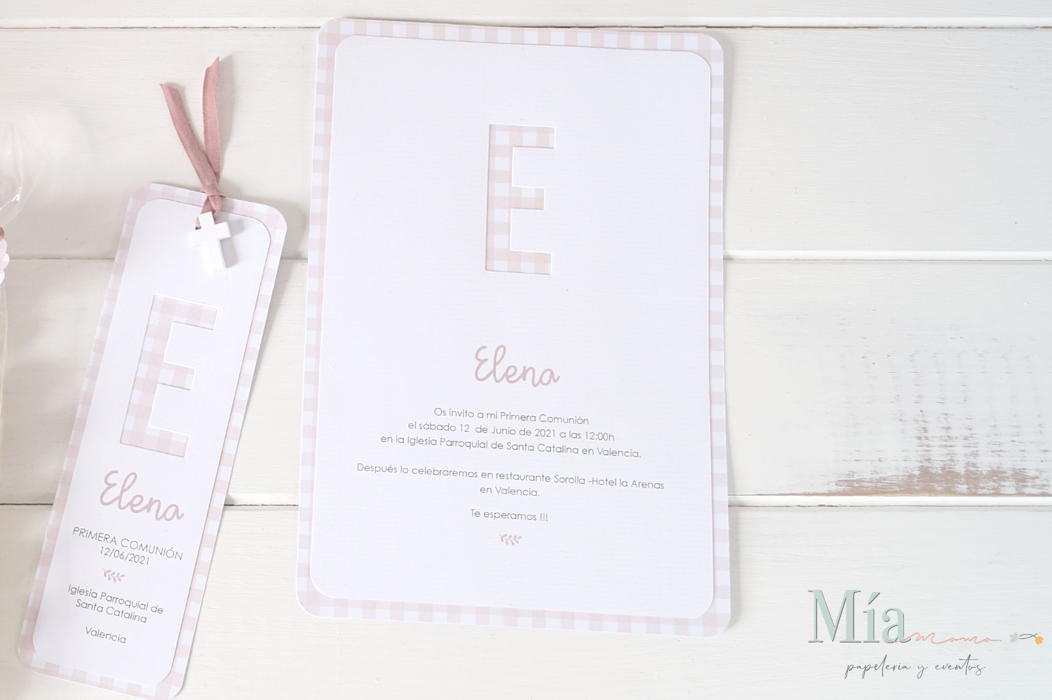 papelería comuniones, bautizos, cumpleaños vichy rosa diseño de Mía Momo | Invitaciones comunión vichy rosa | Punto de libro detalle comunión