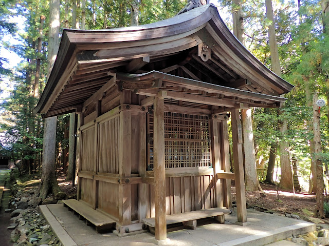 「神馬舎（Shinmesya）」並不顯眼，卻位於主要的參拜路線上。