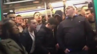 Des fans de Chelsea empêchent un passager noir de monter dans le métro parisien