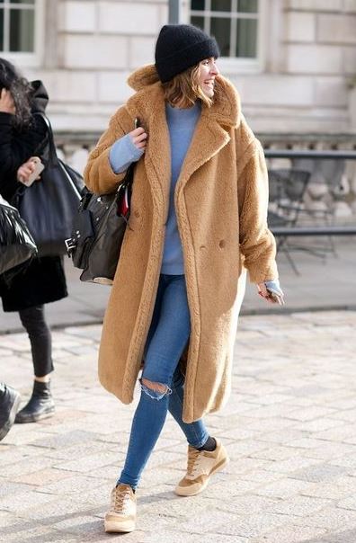 cozy winter outfit / fur coat + skinny jeans + sneakers + black hat + sweater + backpack