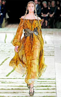 Alexander-McQueen-Dresses-Spring-2011-Sigrid-Agren