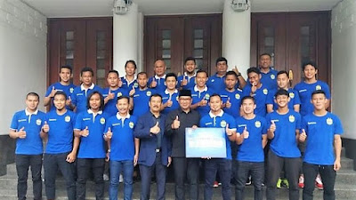 Walikota Bandung Serahkan Bonus Rp.150 Juta Kepada PERSIB