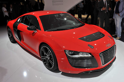 Audi-R8-eTron-Concept-Front-Side-View