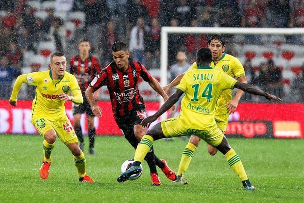 Ben Arfa contre 2 Nantais le 3 octobre 2015 lors de Nice-Nantes