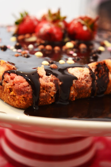 http://coisasecoisinhasdecomerechorarpormais.blogspot.co.uk/2015/02/cheesecake-de-morangos-e-chocolate.html