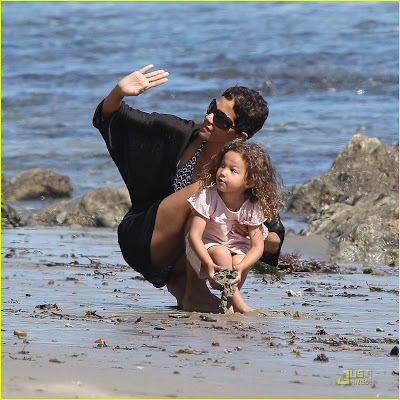 Bikini Babe in Malibu! :Halle Berry