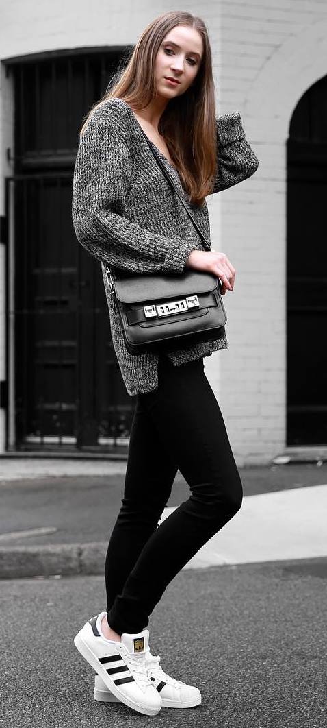 fall outfit idea / knit sweater + bag + black skinnies + sneakers