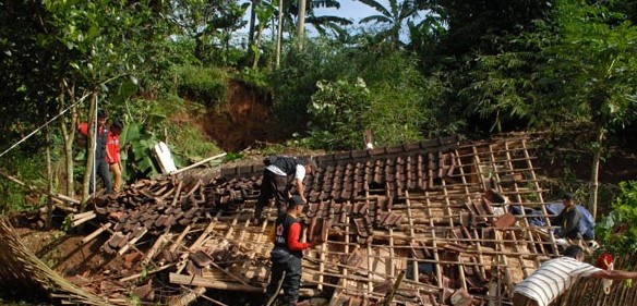 Berita Banjir Garut & Longsor Sumedang Bahasa Jawa Paling Anyar 2016