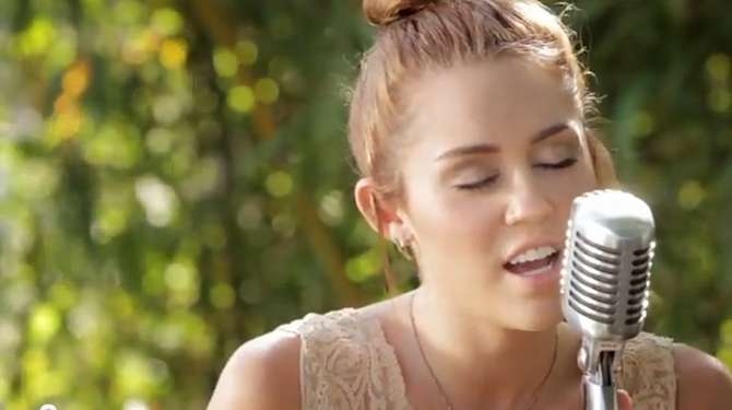 “Backyard Sessions” por Miley Cyrus  Momento Sonoro