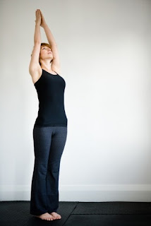 Yoga di RUmah Upward Hand Pose