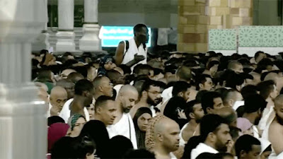 Pria Ini Paling Menonjol di Tengah Lautan Jemaah Umrah di Masjidil Haram, Makkah