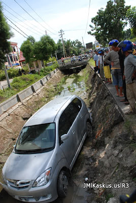 Tempat Parkir Mobil yang Kelewatan