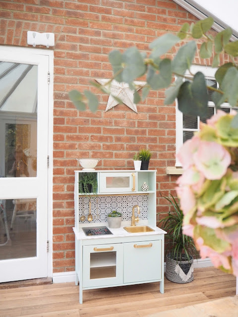 Ikea hack DIY Duktig play toy kitchen makeover. How to upcycle the IKEA toy kitchen oven using Rustoleum spray paint, Valspar paint, marble contact paper and tile stickers. Step by step tutorial to make over your IKEA play kitchen.