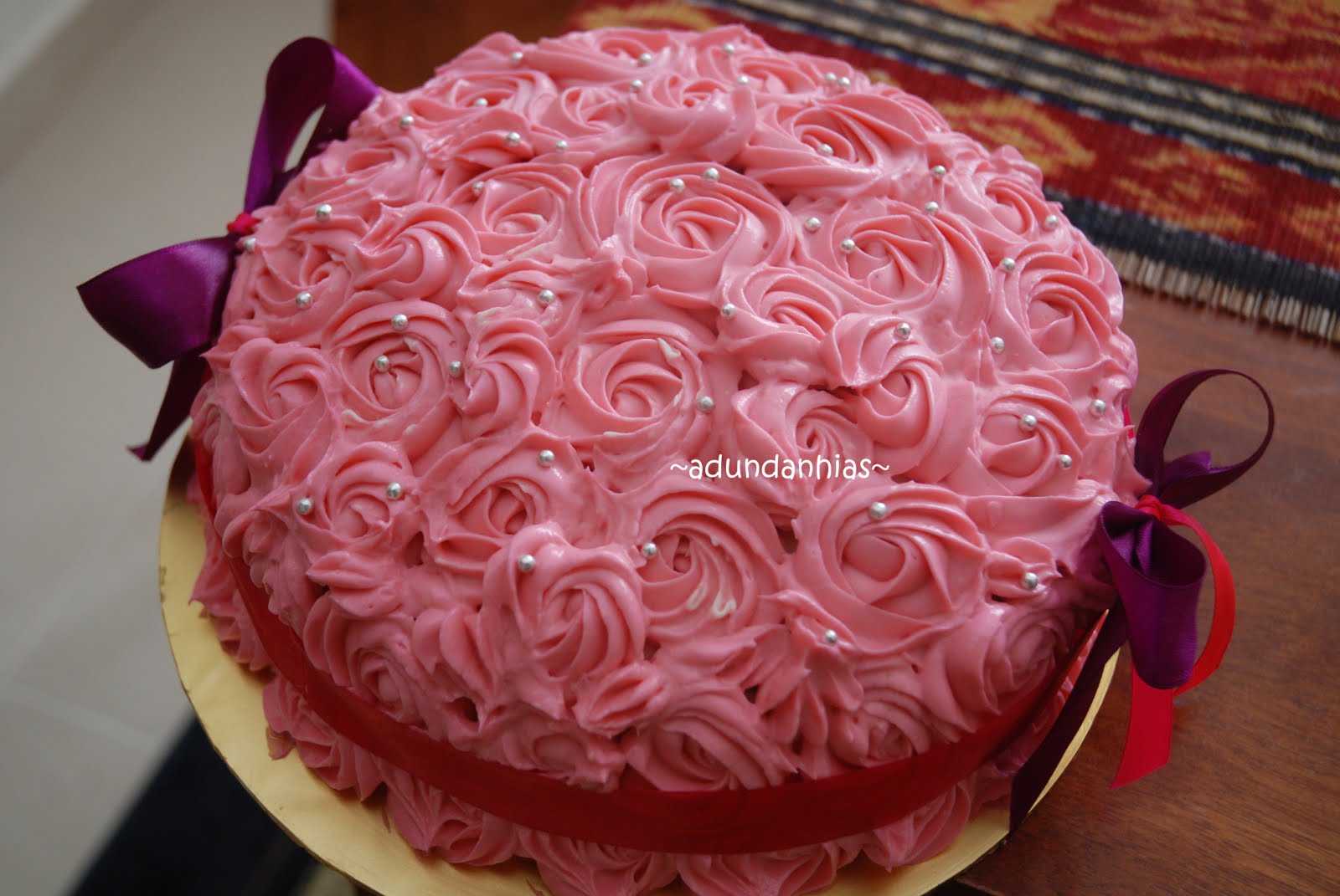 Qnineteen Delights: SWIRL ROSES RED VELVET CAKE