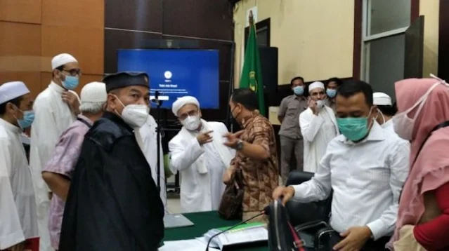 Emak-emak Rela Wakafkan Nyawanya untuk Bela Habib Rizieq